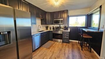 Geladeira, micro-ondas, fogão, cooktop