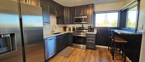 Køleskab, mikrobølgeovn, ovn, kogeplade