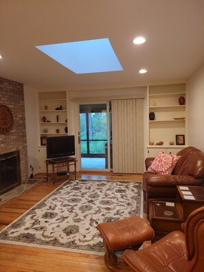 Smart TV, fireplace, computer monitors, printers