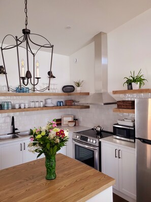 Refrigerador, microondas, horno y parrilla de estufa