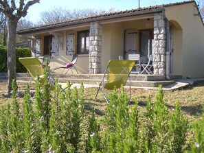 Terrace/patio - Charming air-conditioned gîte, Chauzon Ardèche méridionale (Chauzon)