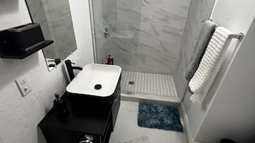 Secador de pelo, toallas, jabón, shampoo