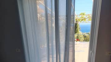 Desk, laptop workspace, soundproofing, free WiFi