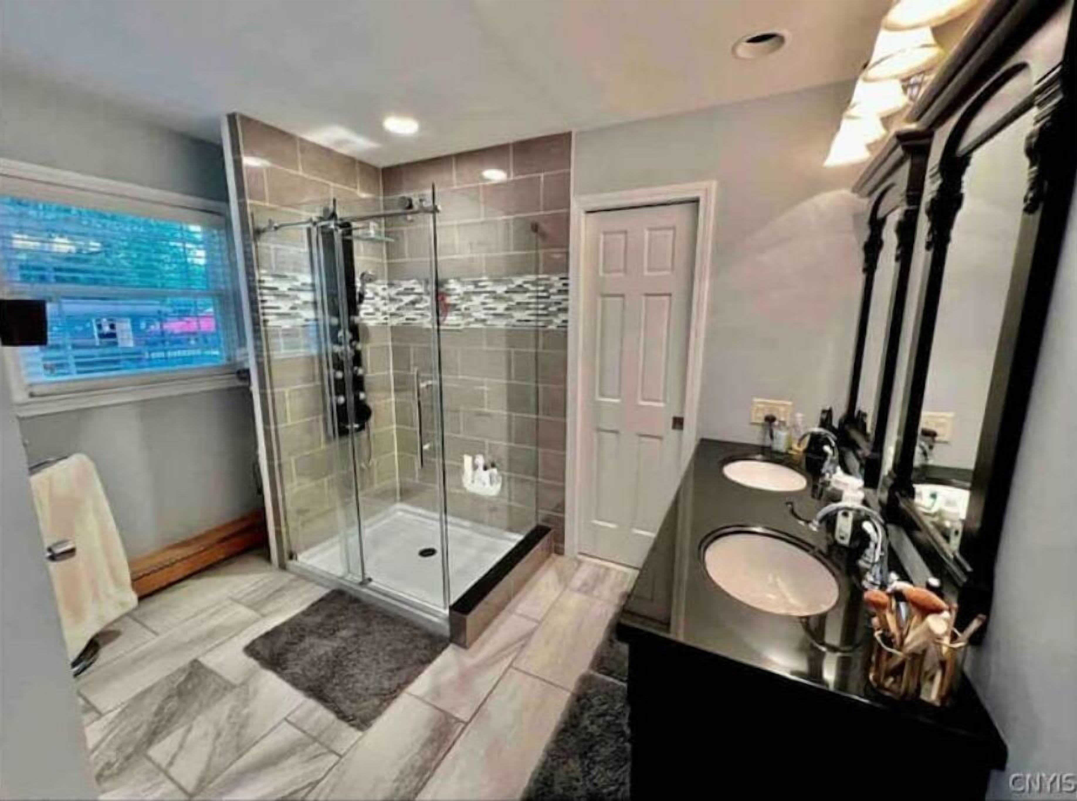 Private 2400 sq ft house. Hot Tub, Pool, Bar