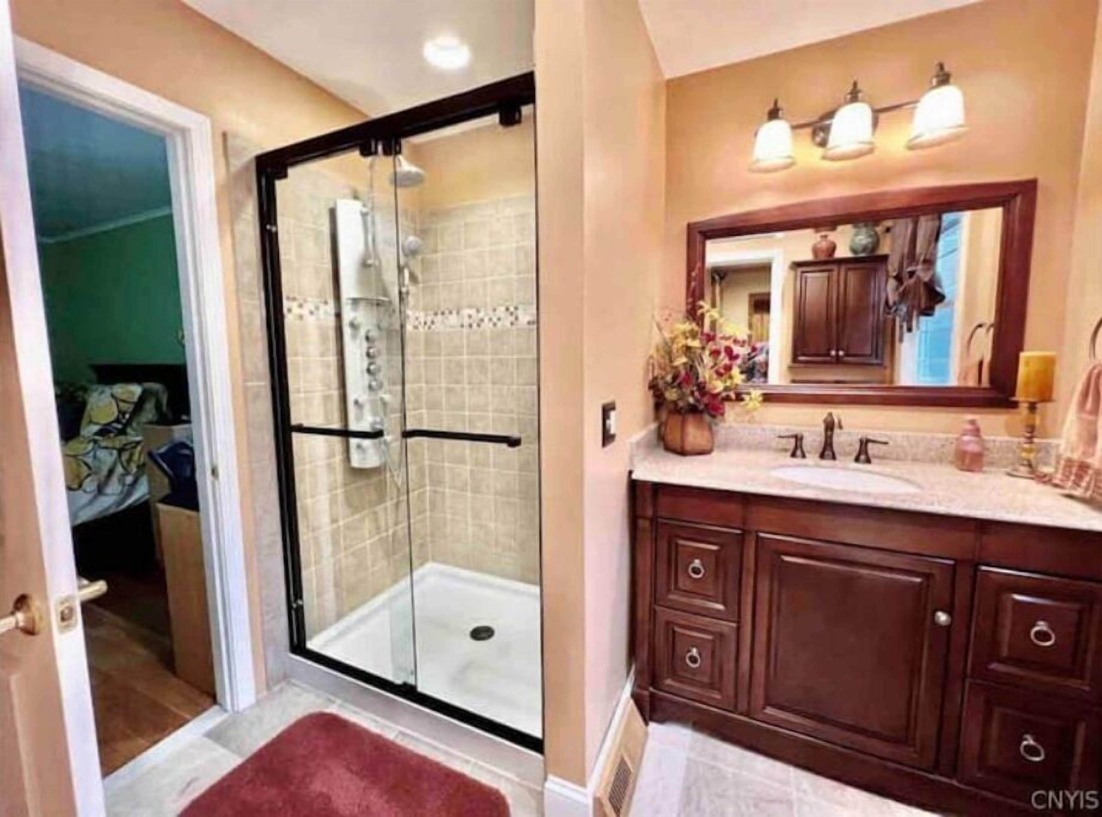 Private 2400 sq ft house. Hot Tub, Pool, Bar