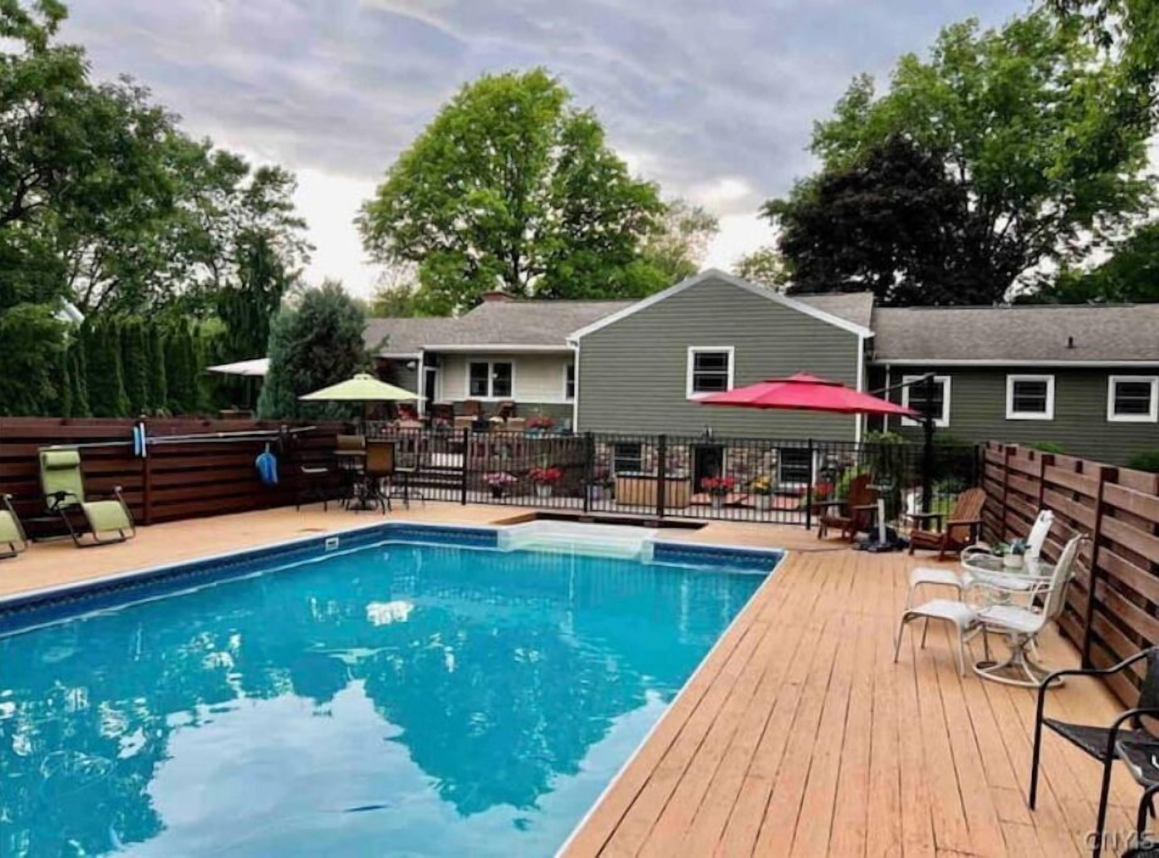 Private 2400 sq ft house. Hot Tub, Pool, Bar