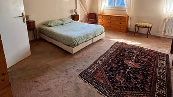 3 slaapkamers, een strijkplank/strijkijzer, wifi, beddengoed