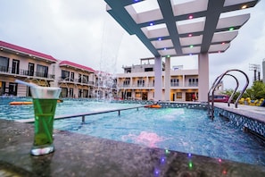 حمّام سباحة خارجي