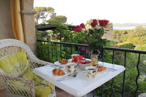 تناول الطعام بالخارج