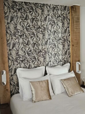 奢華客房 | 高級寢具、客房內保險箱、布置獨特、隔音