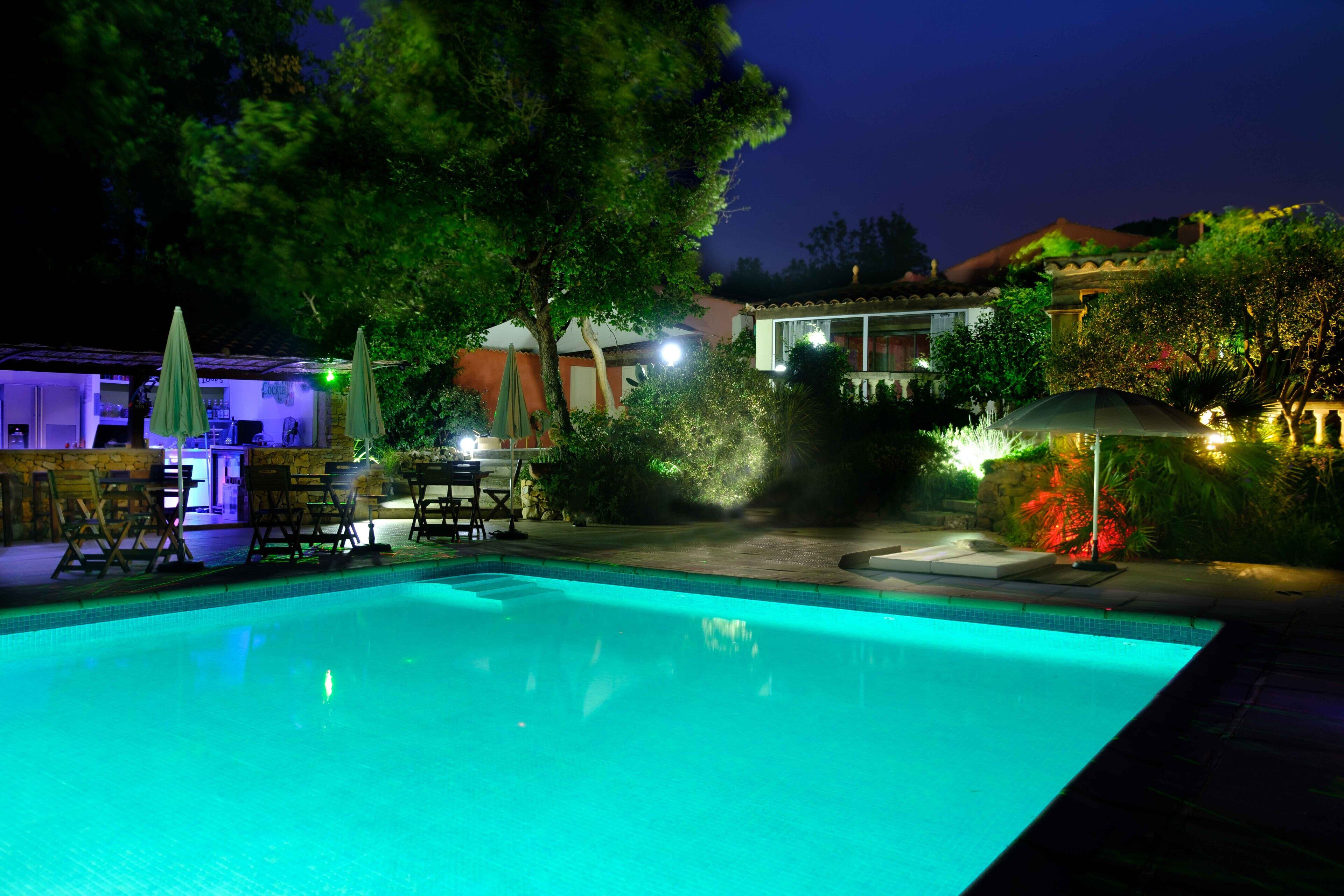 Außenpool (je nach Saison geöffnet), Sonnenschirme, Liegestühle