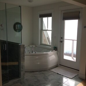 Dusche, Whirlpool, Haartrockner, Seife