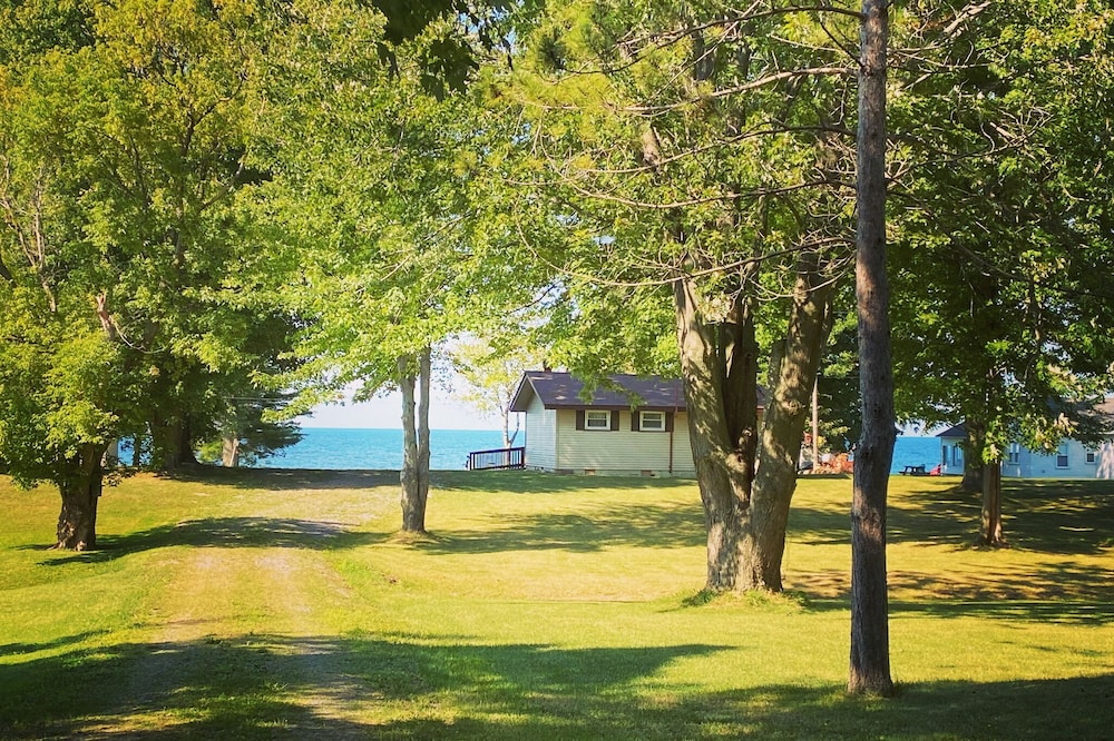 Cozy Lake Ontario Cottage - Welcome to the Gates Loch House