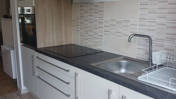 Een koelkast, een microgolfoven, een oven, een kookplaat