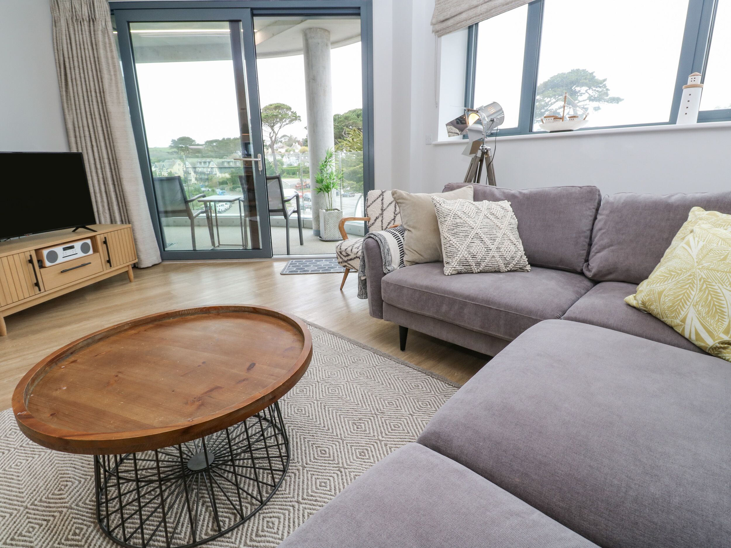 SEBASTIAN'S VIEW, family friendly, luxury holiday cottage in Falmouth