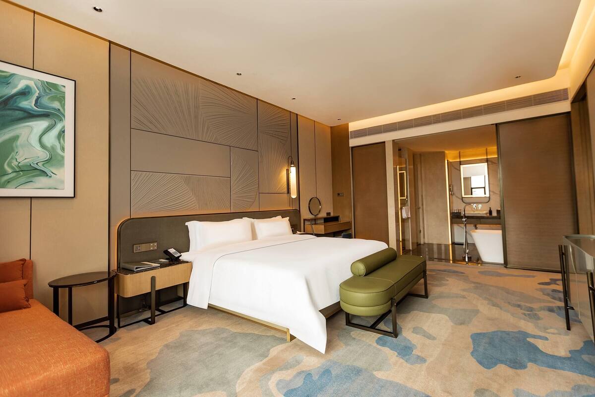 Deluxe Suite, 1 King Bed, Mountain View | In-room safe