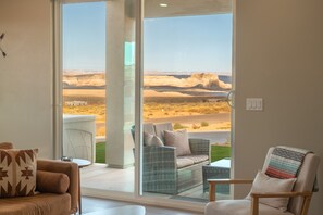 Een smart-tv, een tafeltennistafel, boeken en een stereo