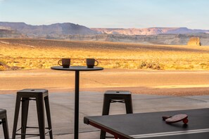 Outdoor dining - Pueblo en Powell - Hot Tub, Game Room, Lake Views (Page)