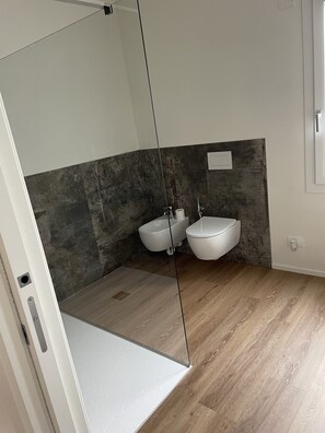 Bruser, gratis toiletartikler, hårtørrer, bidet
