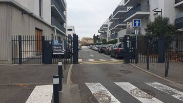 Parkeerplaatsen op het terrein