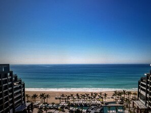 En la playa, camastros y toallas de playa