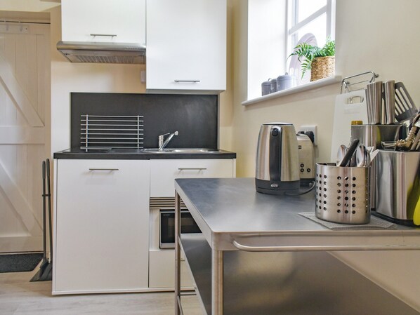 Cookware/dishes/utensils
