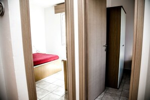Classic fyrbäddsrum | Skrivbord, resesäng, gratis wi-fi och sängkläder