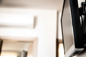 Primer plano de una computadora portátil sobre un escritorio, con un fondo desenfocado.