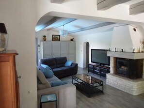 Tv, eldstad och böcker