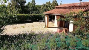 Ein Haus mit Ziegeldach und einer überdachten Terrasse.