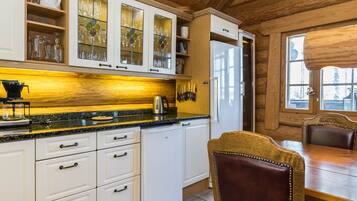 Køleskab, mikrobølgeovn, opvaskemaskine, køkkentøj/tallerkener/redskaber