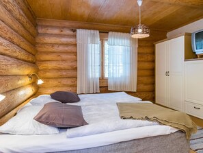 3 bedrooms, travel cot, Internet