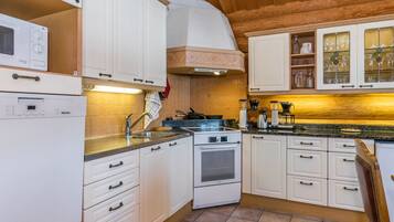 Køleskab, mikrobølgeovn, opvaskemaskine, køkkentøj/tallerkener/redskaber