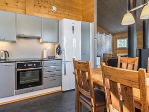 Frigorifero, microonde, lavastoviglie, pentole/stoviglie/utensili