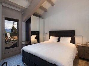 3 bedrooms, desk, iron/ironing board, WiFi