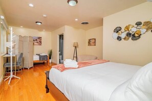 2 bedrooms, desk, iron/ironing board, WiFi