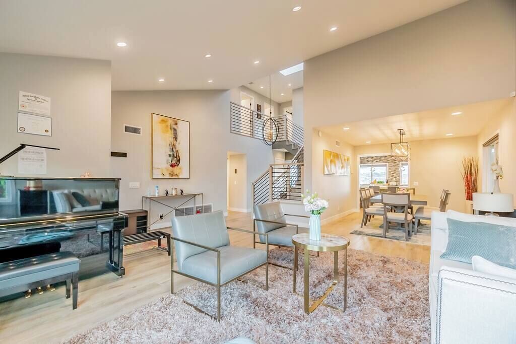 Luxurious 5B4B Home with Pool and View