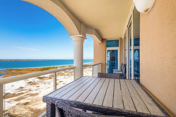 Outdoor dining - Stunning Sunsets in Tower 3-2006 (Pensacola Beach)