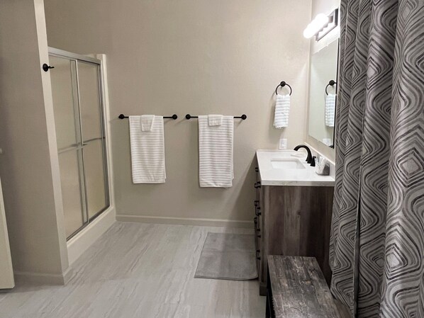 Shower, towels, soap, shampoo - Relax after a Day on the Lake! (Hulbert)