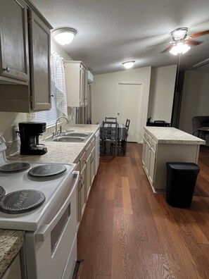 Fridge, microwave, oven, stovetop - Relax after a Day on the Lake! (Hulbert)