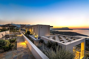 A modern villa with a rooftop terrace overlooking a scenic coastal view. - Villa Akri-Blue Spirit near Almyrida 4BD 4B (Almirida)