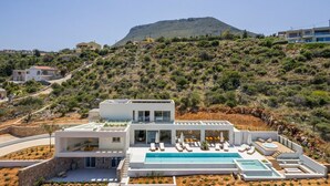Une villa moderne dotée d’une piscine, avec une vue imprenable sur les montagnes et les collines environnantes.