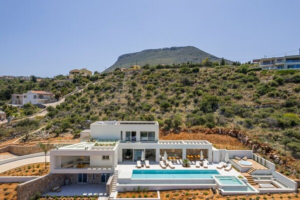 Une villa moderne dotée d’une piscine, avec une vue imprenable sur les montagnes et les collines environnantes.