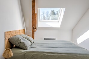2 bedrooms, travel cot, WiFi, bed sheets