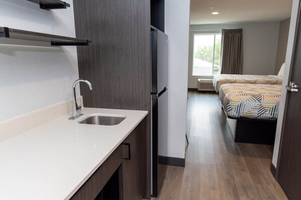 Desk, bed sheets - Studio 6 - Lake Worth, TX (Fort Worth)