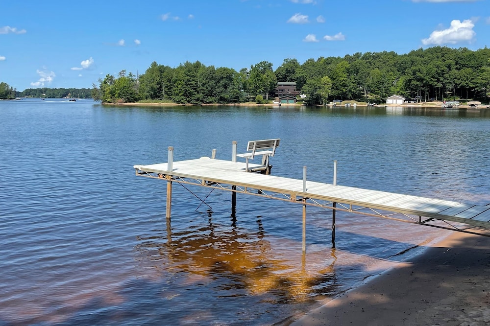 Escape to Paradise: Your dream vacation awaits in our stunning lakefront rental!