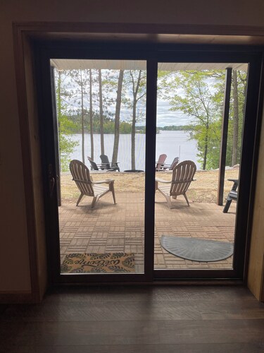 Escape to Paradise: Your dream vacation awaits in our stunning lakefront rental!