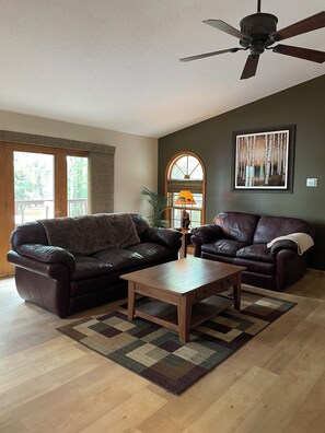 Smart TV, fireplace, stereo