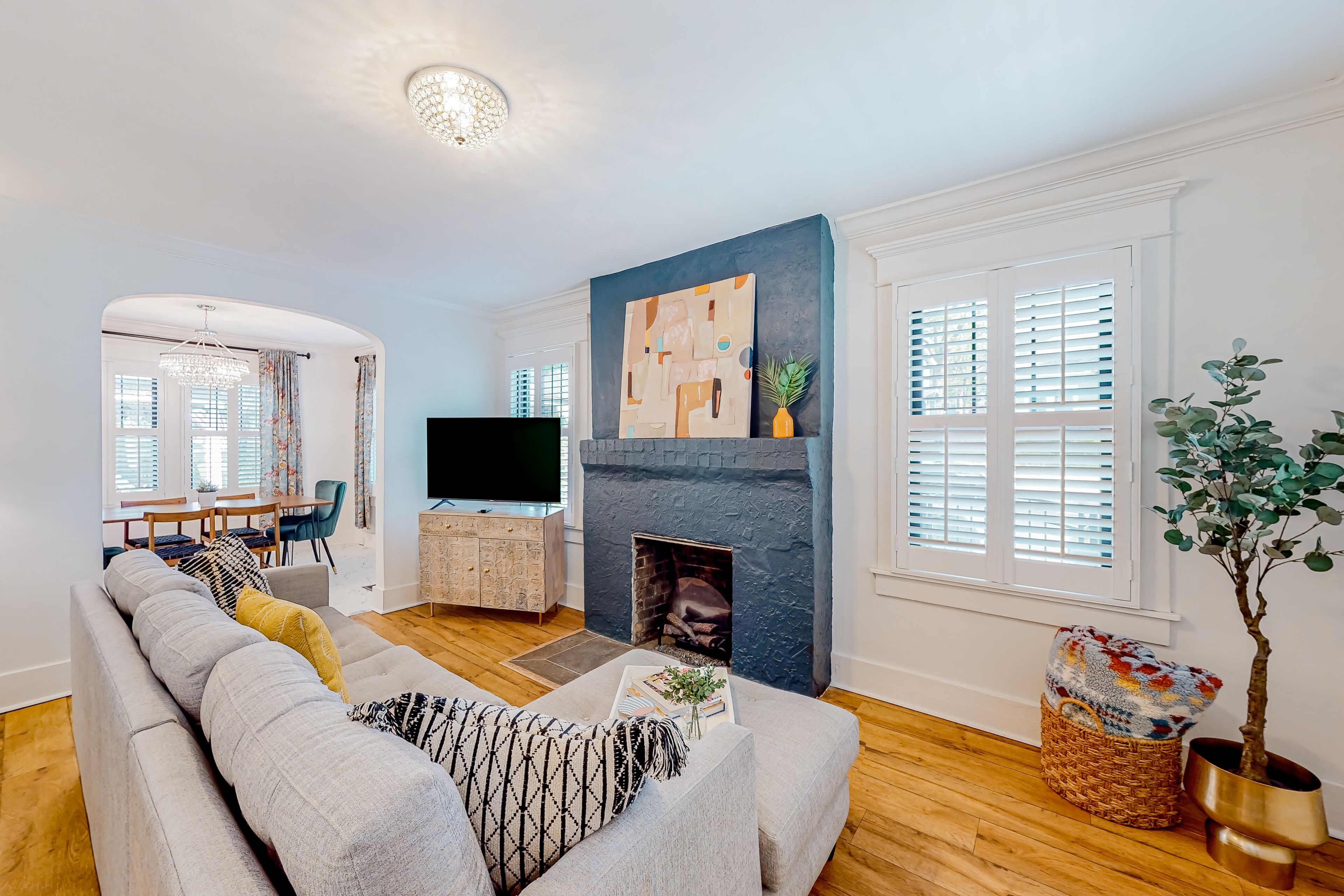 Updated cottage with deck, patio, firepit, washer/dryer, & central AC