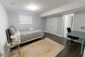 3 bedrooms, desk, iron/ironing board, travel crib